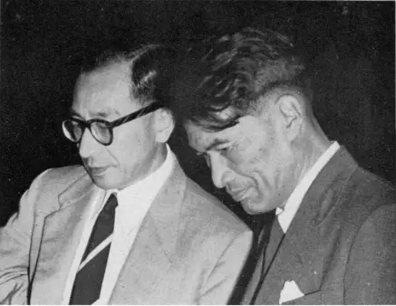 坂倉準三（左）（写真提供：国際文化会館）