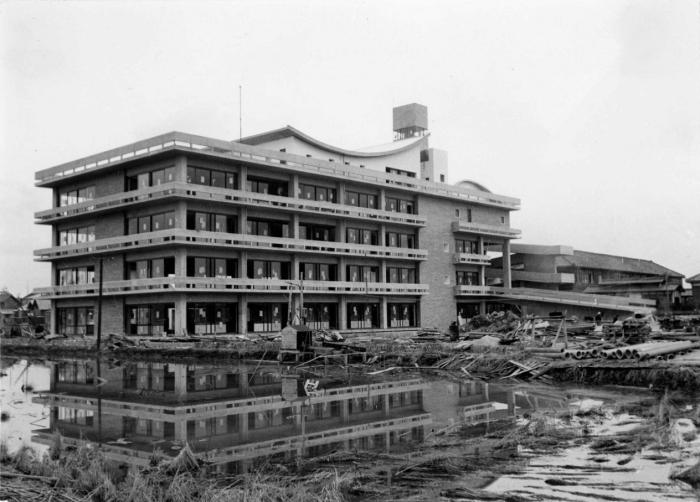 工事中の羽島市旧本庁舎遠景