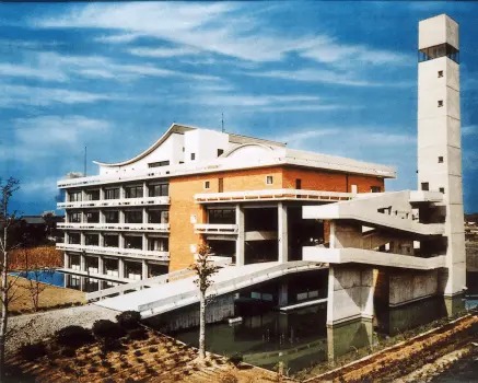 竣工当時の旧本庁舎（写真提供：清水建設株式会社）