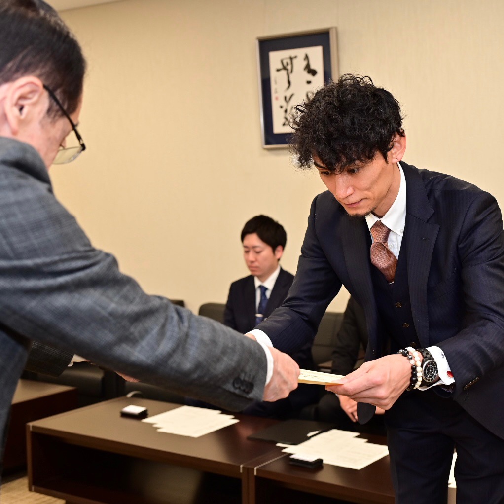 感謝状を受け取られる渡邊代表社員